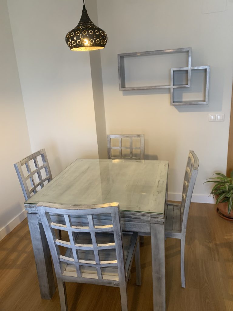 Conjunto de mesa y sillas efecto envejecido 1