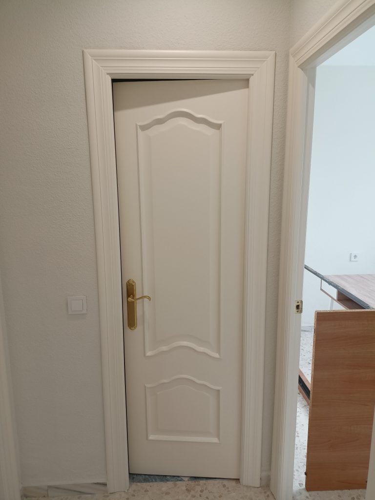 puerta de paso lacada en blanco roto 1